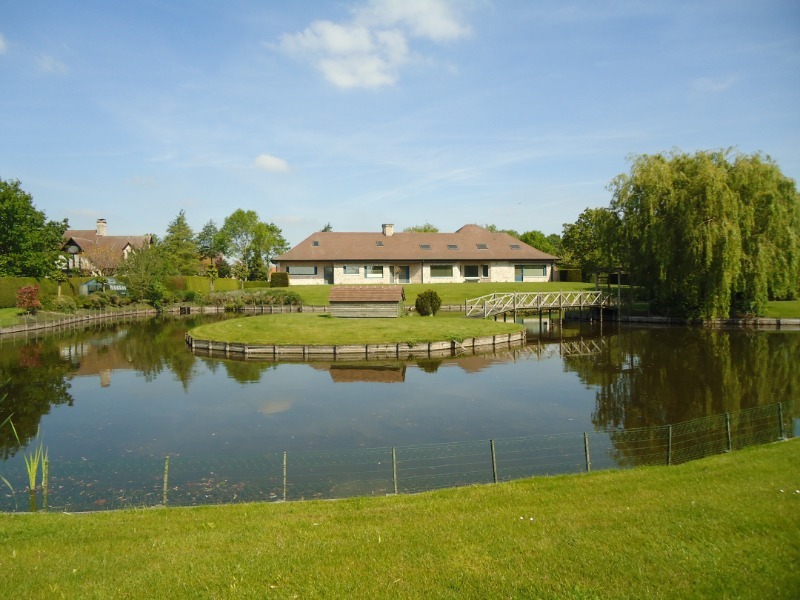 Riante, exclusieve villa met prachtige vijver - Uniek